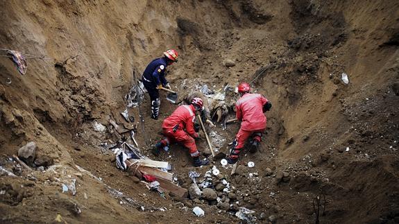 Los equipos de rescate buscando víctimas. 