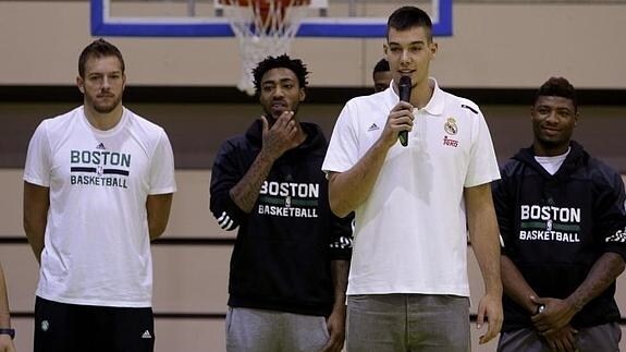 Willy Hernangómez (primer término), ante los jugadores de los Celtics, David Lee (i), James Young (2i) y Marcus Smart (d) 