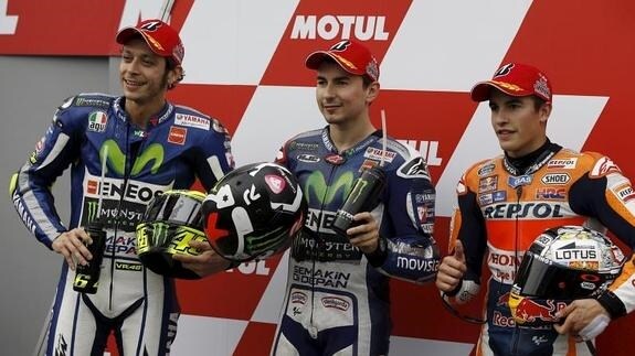Lorenzo (c.), entre Rossi (i.) y Márquez. 