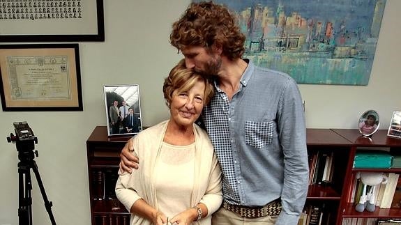 Carmen Gordo, con su hijo.