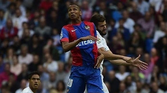 Deyverson (i) salta con Nacho (d) durante el partido. 