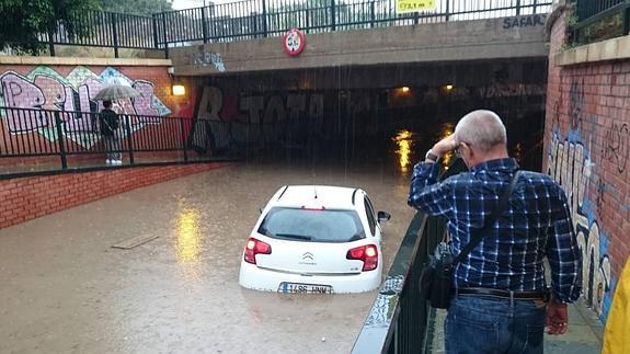 El vehículo en el tunel inundado. Efe