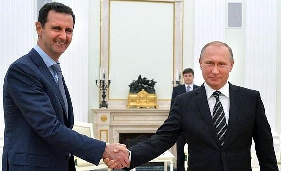 Bachar el-Asad estrecha la mano del presidente ruso, Vladimir Putin. 