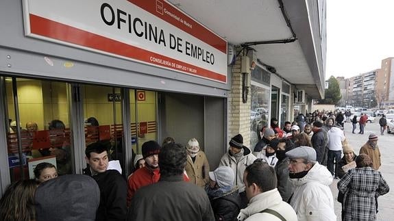 Desempleados hacen cola en una oficina del INEM de Madrid.