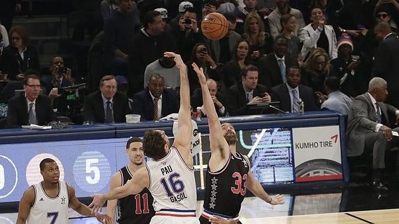 El salto inicial entre los hermanos Gasol en el pasado All-Star de Nueva York. 