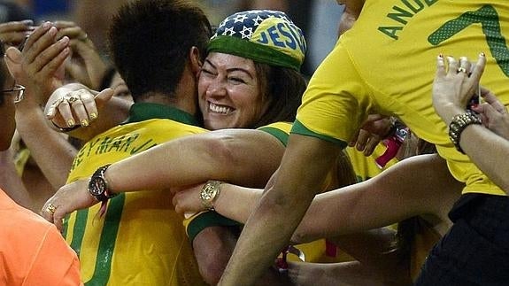 Neymar celebra con su madre Nadine Gonçalves un gol con Brasil. 