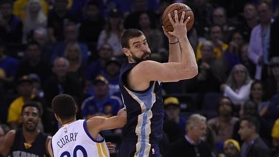 Marc Gasol lucha por el balón con Stephen Curry. 