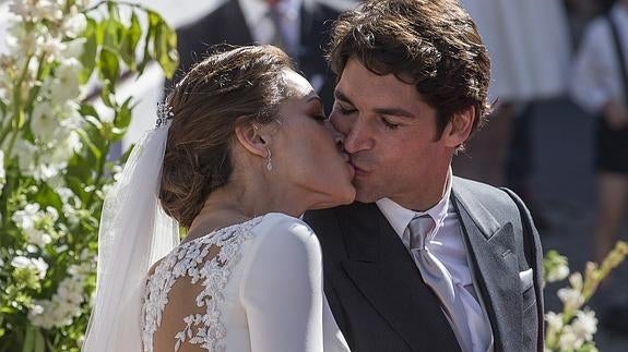 Eva González y Cayetano Rivera se besan tras la ceremonia.