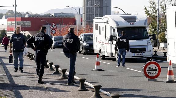 La Policía francesa realiza un control en el puente que une Irún con Hendaya.