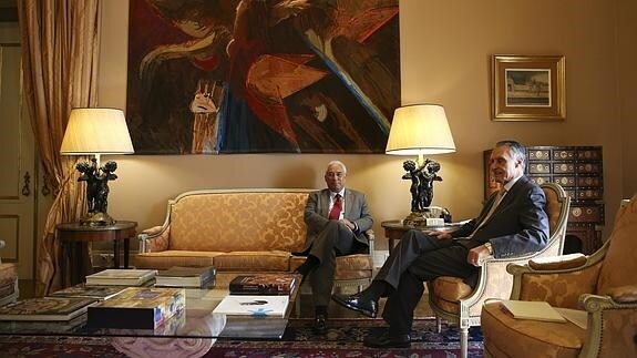 El líder socialista portugués, António Costa (izda), durante su reunión con el presidente portugués, Anibal Cavaco Silva, en Lisboa (Portugal).