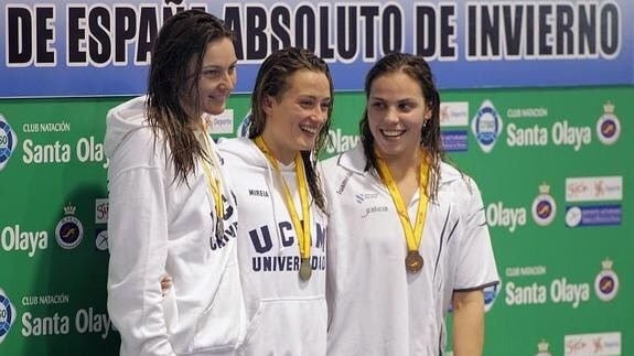 Las nadadoras Mireia Belmonte (c) y Melani Costa (i) y Maria Vilas. 