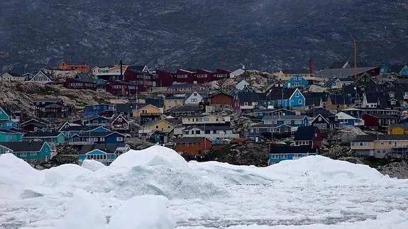 Hielo procedente de icebergs derretidos cubre el muelle de la localidad de Ilulissat (Groenlandia). 
