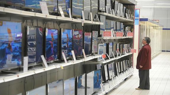 Aparatos de televisión expuestos en una tienda.