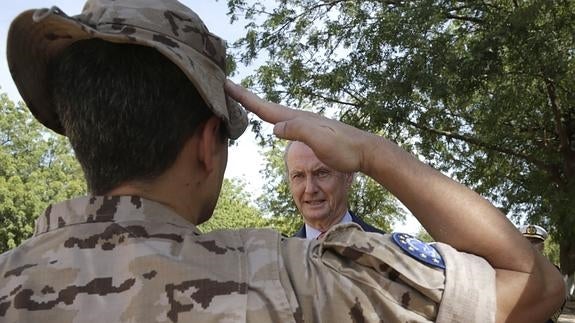 El ministro de Defensa, Pedro Morenés, saluda a las tropas durante su visita al Cuartel General de la Training Task Force en Koulikoro (Mali). 