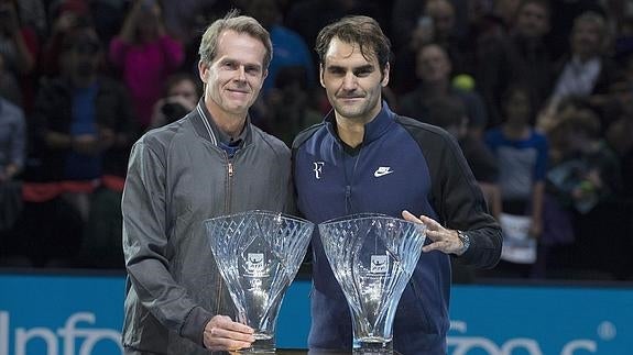 Edberg (i) y Federer recogen un premio. 