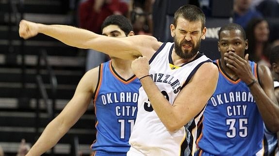 Marc Gasol reacciona tras una falta de los Thunder. 