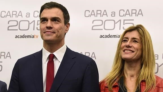 Pedro Sánchez y su esposa, Begoña García, antes del debate. 