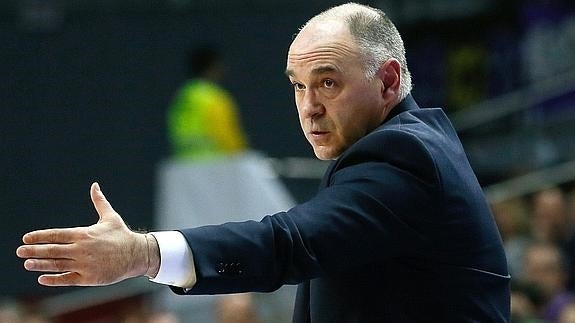 Pablo Laso da órdenes durante un partido. 