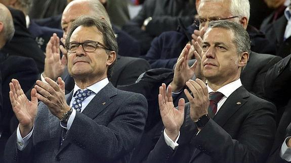 Artur Mas (izq.) e Iñigo Urkullu, durante el partido entre Cataluña y Euskadi.