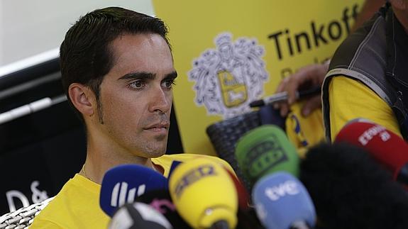 Alberto Contador atiende a varios medios. 