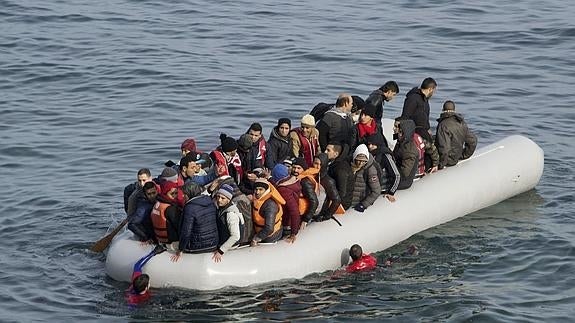 Refugiados llegando a la isla de Lesbos. 