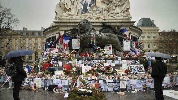 Memorial por las víctimas de París en la Plaza de la República.