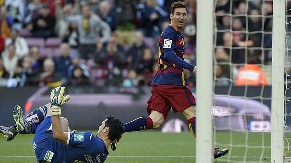 Messi anota el primero de sus tres goles. 