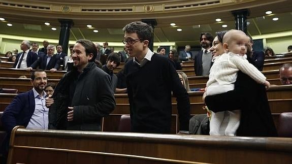 Iglesias (2-i), junto a Errejón y Bescansa, con su bebé en los brazos.