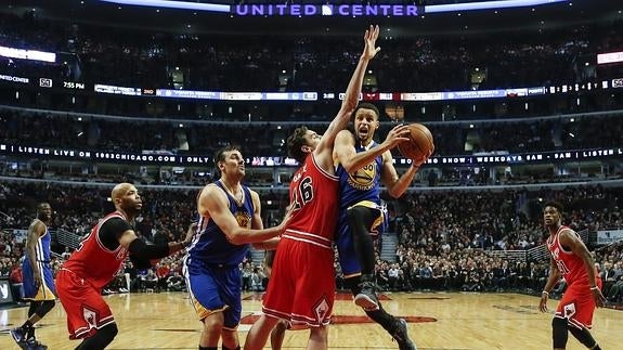 El jugador de Warriors Stephen Curry (2-d) intenta un lanzamiento ante Pau Gasol (c) de Bulls.