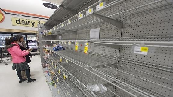 Clientes se abastecen ante la proximidad de la tormenta de nieve Jonas, en Alexandría, Virginia (EE UU).