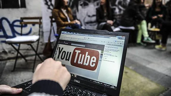 Un usuario accede a YouTube en su portátil.