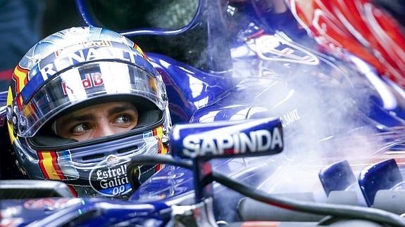 Sainz se prepara para una sesión de entrenamientos. 