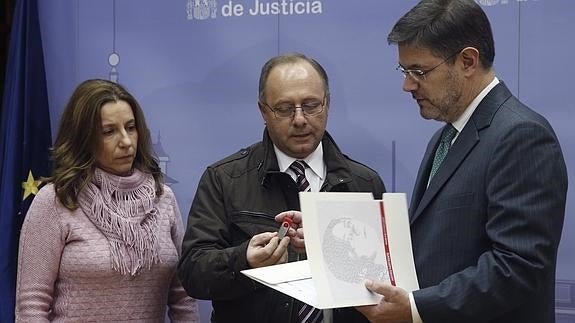 Los padres de Marta del Castillo entregan a Catalá las firmas recopiladas. 