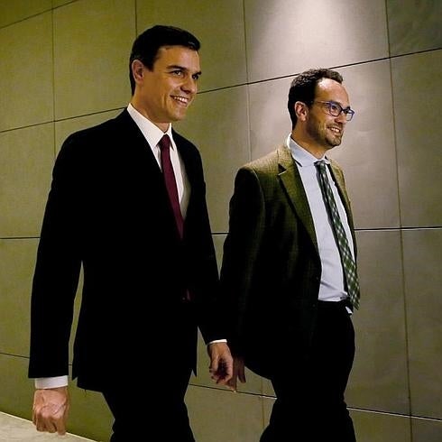 Pedro Sánchez (i), acompañado por Antonio Hernando (d).