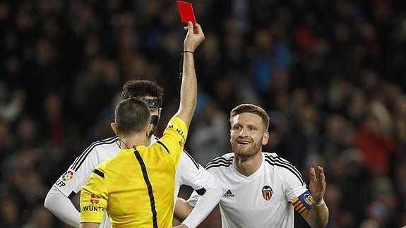 Mustafi protesta su tarjeta roja. 