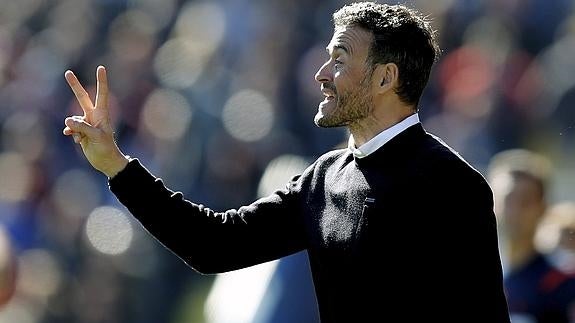 Luis Enrique da órdenes ante el Levante. 