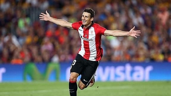 Aduriz celebra un gol con el Athletic ante el Barça. 