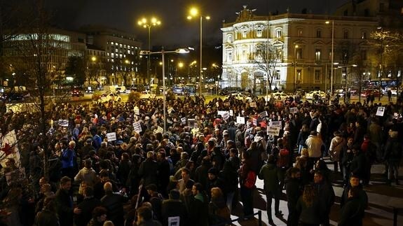 Unas doscientas personas piden en Madrid retirar los cargos a los titiriteros