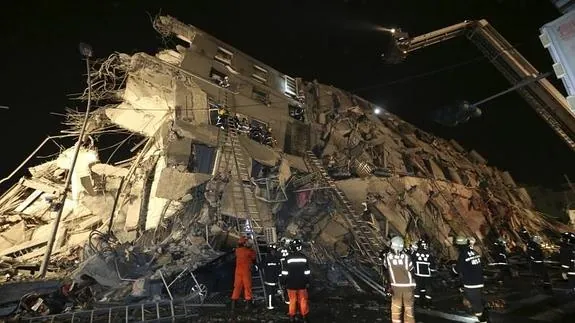 Equipos de rescate, en el edificio derribado por el terremoto. 