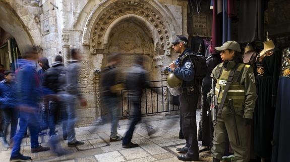 Soldados israelíes vigilan uno de los accesos a la mezquita de Al-Aqsa.