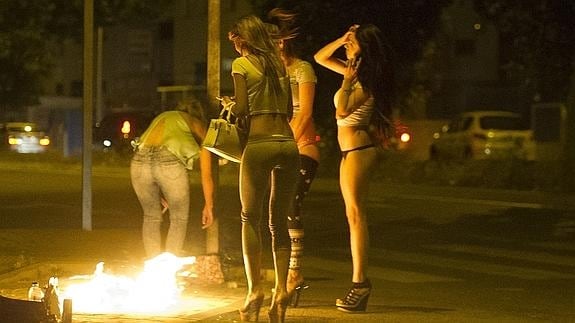 Prostitutas en un polígono de Madrid.