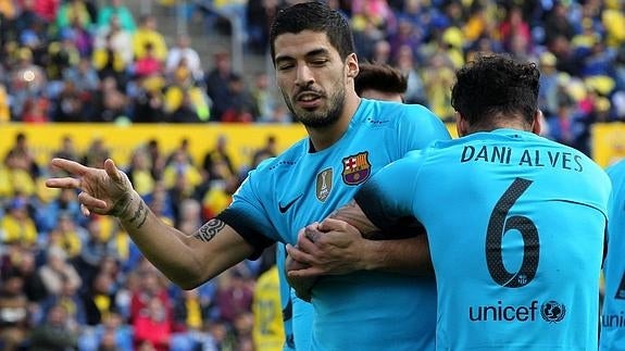 Luis Suárez (i) y Dani Alves (d), ante la UD Las Palmas. 
