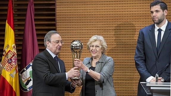 Florentino Pérez entrega la Copa del Rey a Manuela Carmena. 