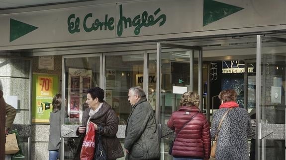 Clientes en El Corte Inglés. 