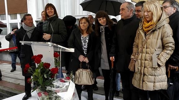 Sandra Carrasco (3d), hija de Isaias Carrasco, asesinado por ETA, junto a la líder de los socialistas vascos, Idoia Mendía (2i), en el homenaje en Arrasate.