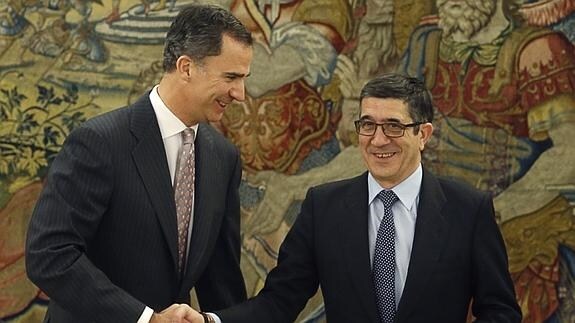 El Rey y el presidente del Congreso, Patxi López, tras la investidura fallida de Pedro Sánchez.
