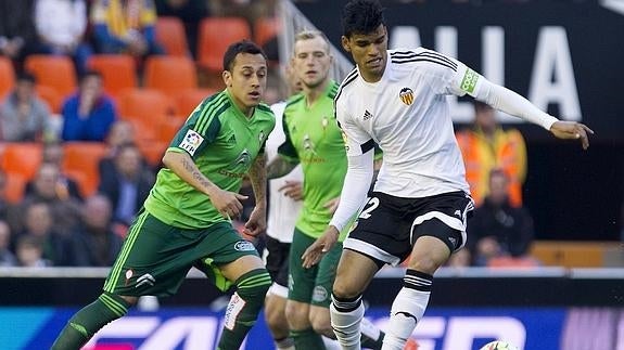 Danilo Barbosa (d), durante el partido ante el Celta. 