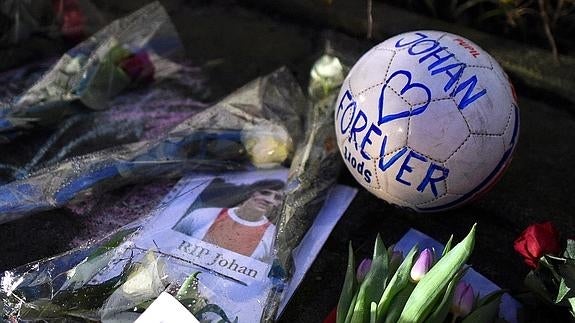 Flores y recuerdos frente a la casa de la familia Cruyff en Ámsterdam.