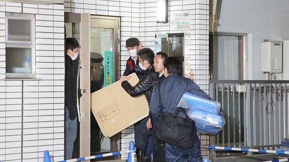 Policías japoneses investigan el lugar donde permaneció secuestrada la menor. 