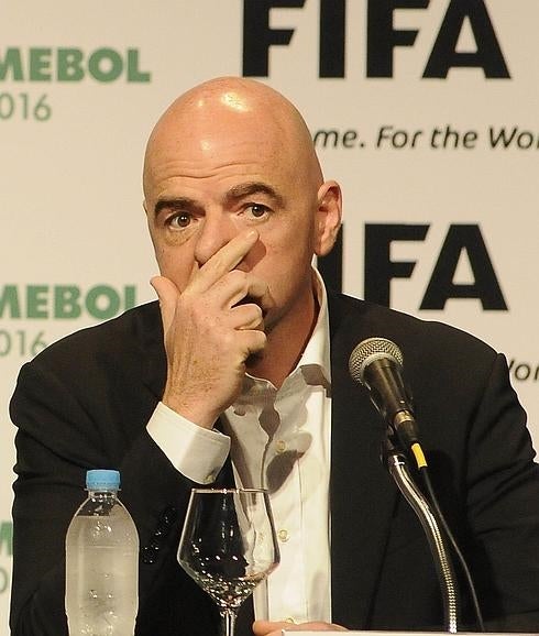 Infantino atiende a la prensa. 